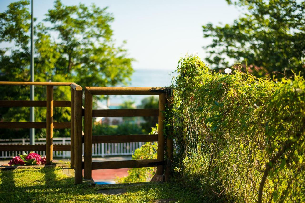 Casa De Las Flores - Apartamento Con Jardin Privado Frente A La Playa De Comillas Kültér fotó